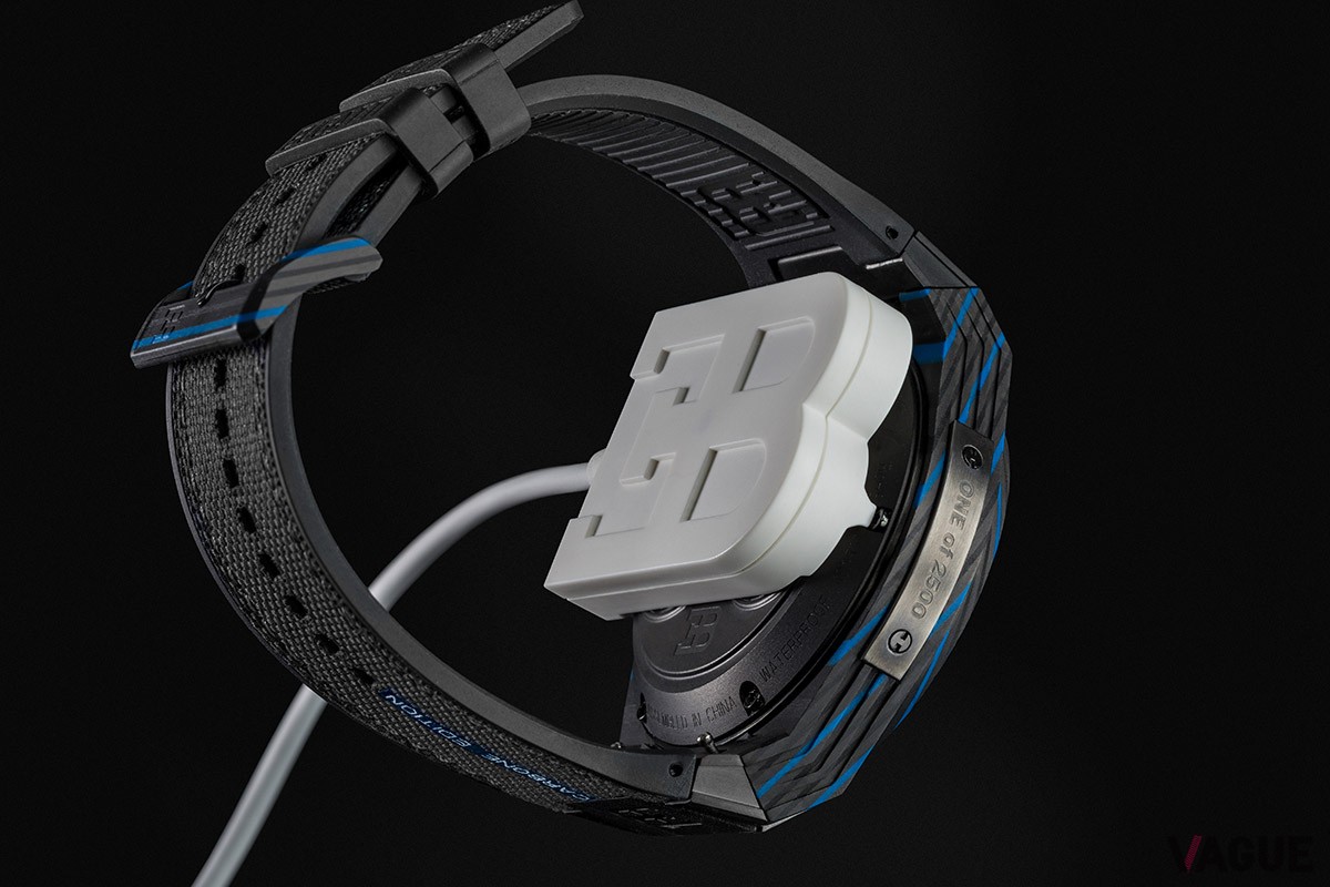 前回モデルでも好評を得た専用充電アダプター