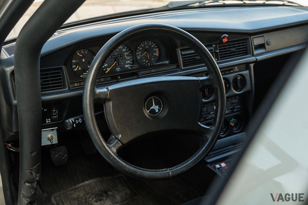 コックピットはレースに必要なスイッチ類を除き、メーターやハンドル回りはベースモデルのまま（C）RM Sotheby's