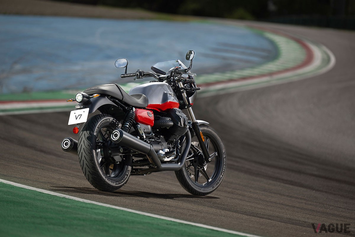往年のレーシングバイクを想起させるフロントカウルや専用のカラーリングをあしらったモト・グッツィの特別仕様車「V7 STONE CORSA」
