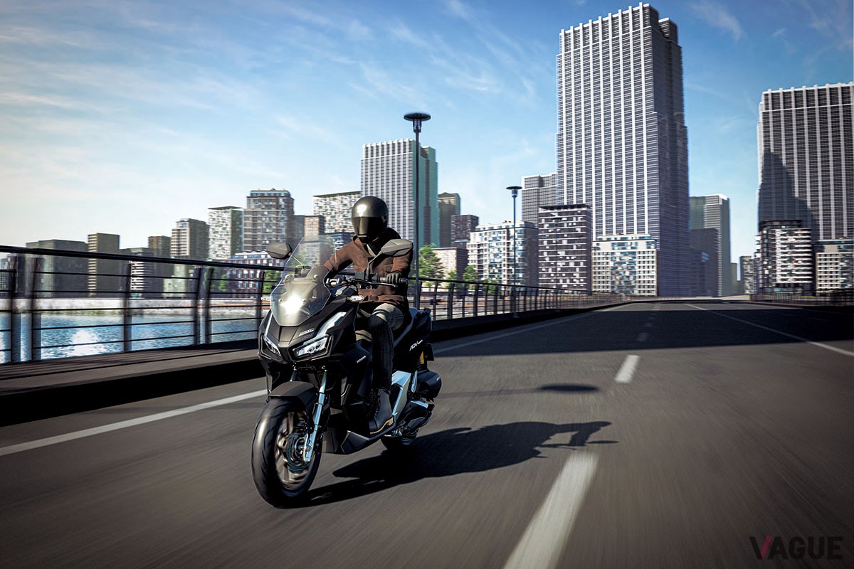アドベンチャースタイルが個性的なホンダのスクーター「ADV160」に新色パールボスポラスブルーを設定した2024年モデルが登場