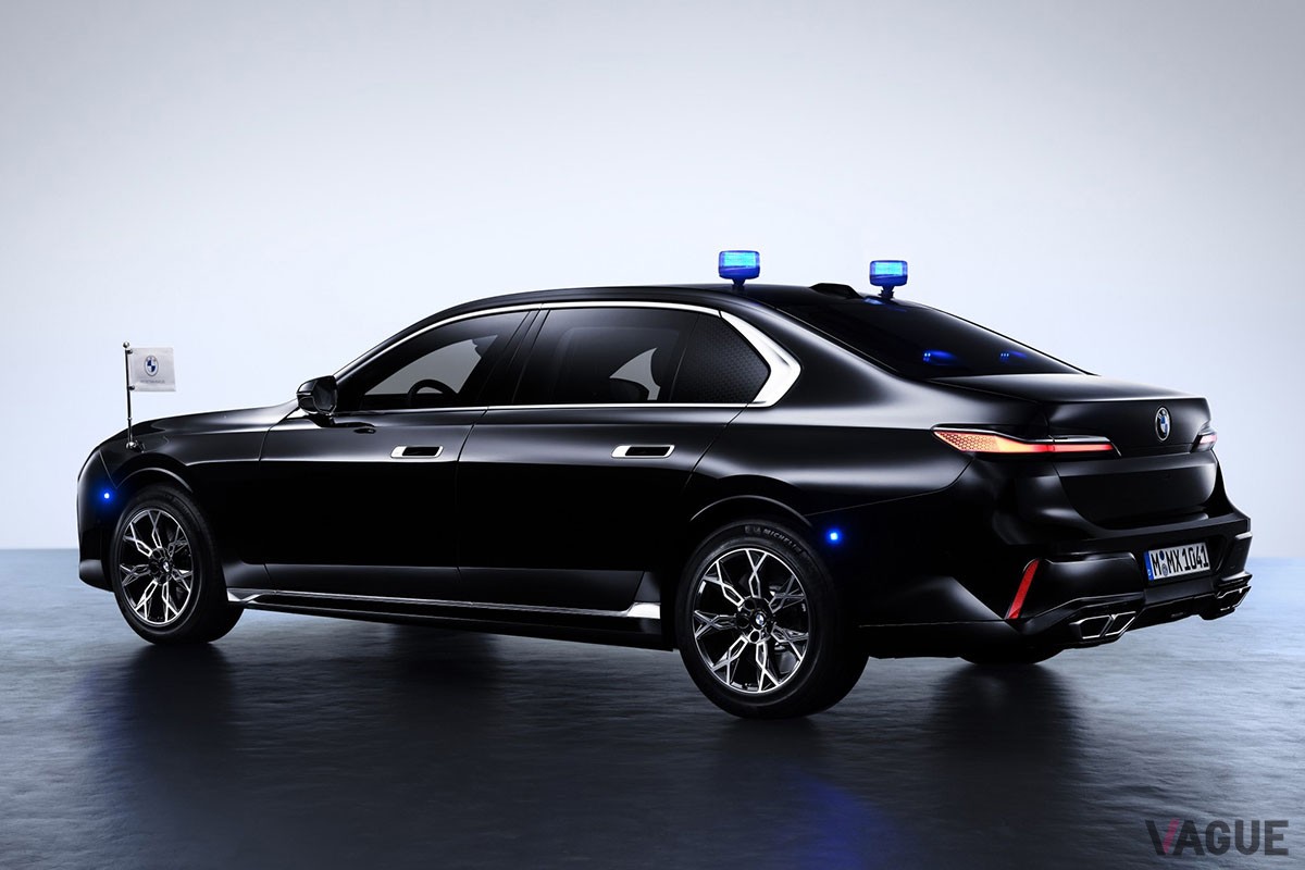 回転警告灯やフラッグのポールといった装備も用意される