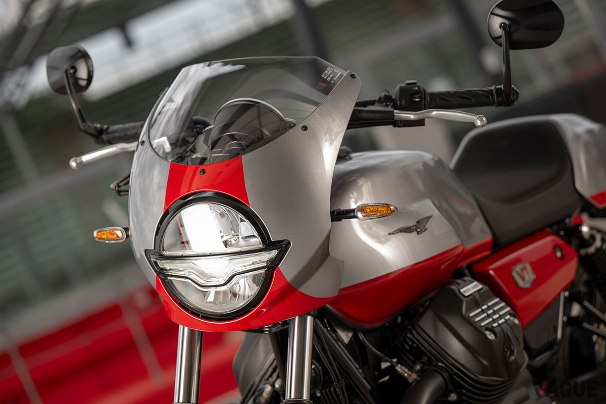 往年のレーシングバイクを想起させるフロントカウルや専用のカラーリングをあしらったモト・グッツィの特別仕様車「V7 STONE CORSA」