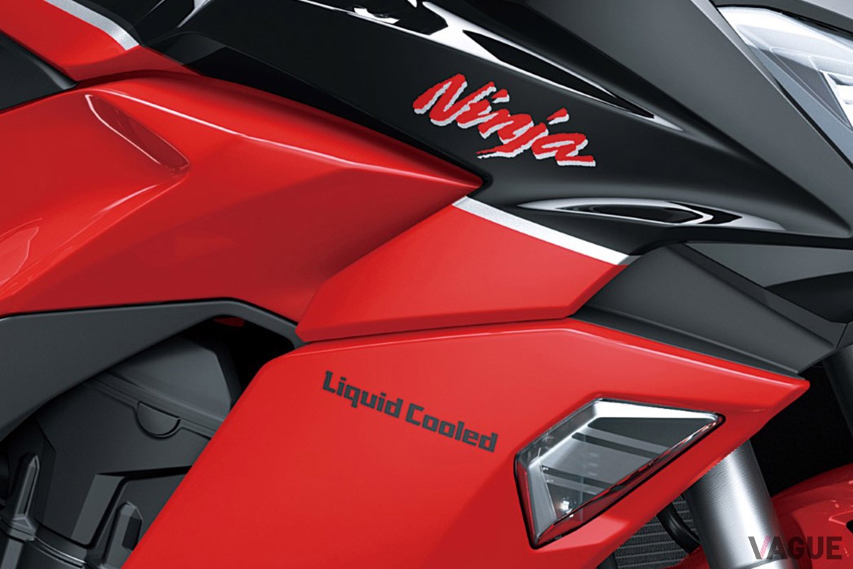 1985年モデルの北米向け「GPZ900R」を想起させる赤×黒の配色がカッコいいカワサキ「Ninja 1000SX 40th Anniversary Edition」