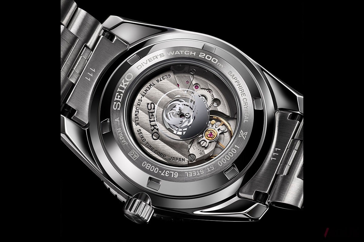 今年開発されたムーブメント「6L37」を搭載することで、ケース厚12.3mmというセイコーの現行メカニカルダイバーズとして最薄でありながらシースルーバック化に成功