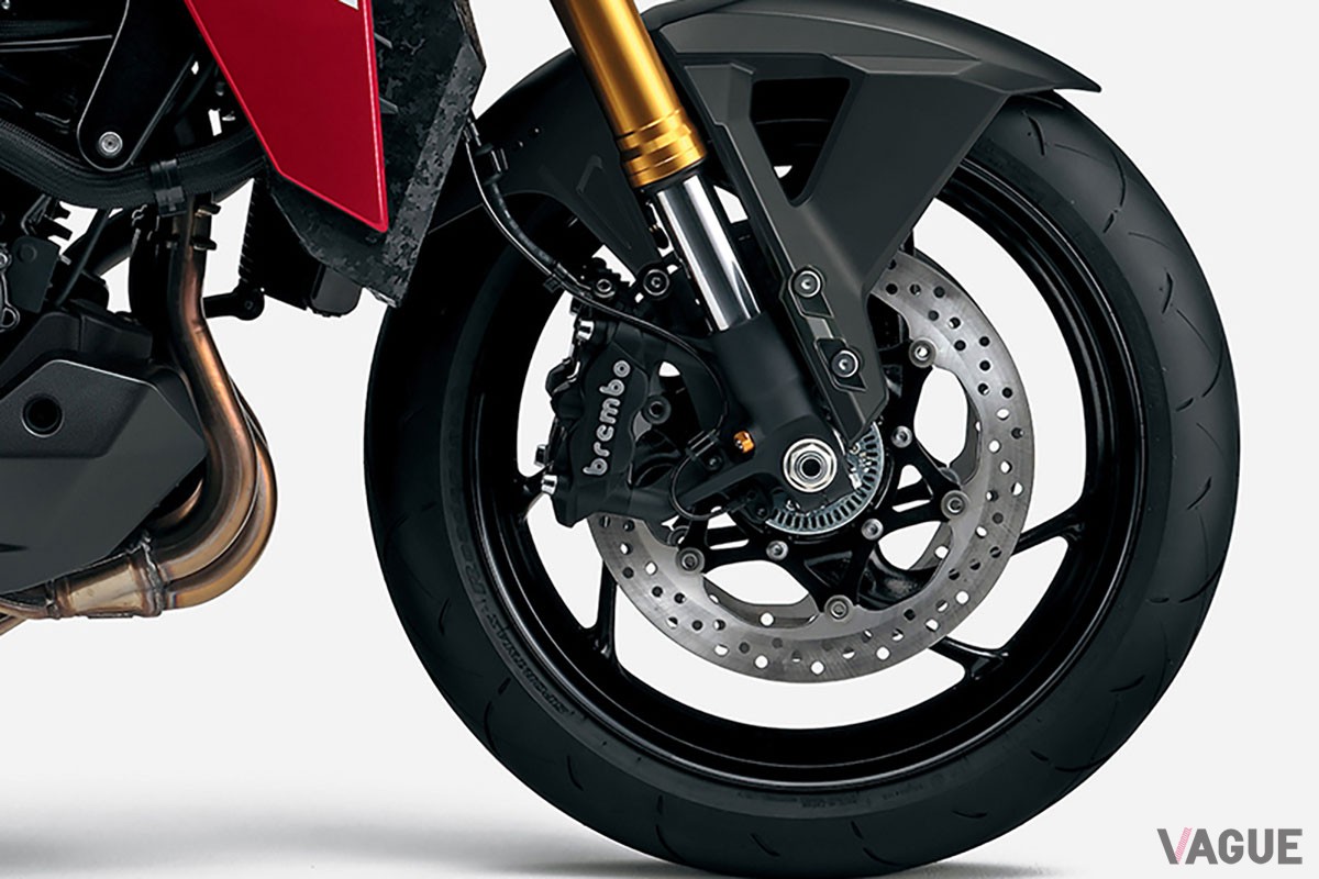 赤のアクセントが効いてる新色“マットソードシルバーメタリック”をカラバリに加えたスズキ「GSX-S1000」の2024年モデル