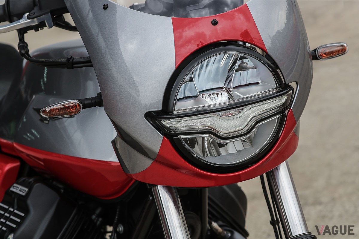 往年のレーシングバイクを想起させるフロントカウルや専用のカラーリングをあしらったモト・グッツィの特別仕様車「V7 STONE CORSA」