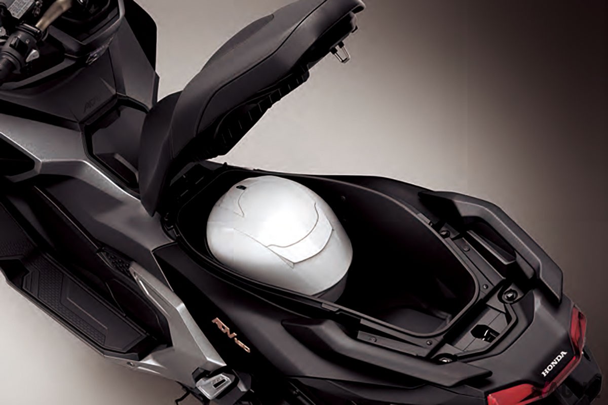 アドベンチャースタイルが個性的なホンダのスクーター「ADV160」に新色パールボスポラスブルーを設定した2024年モデルが登場