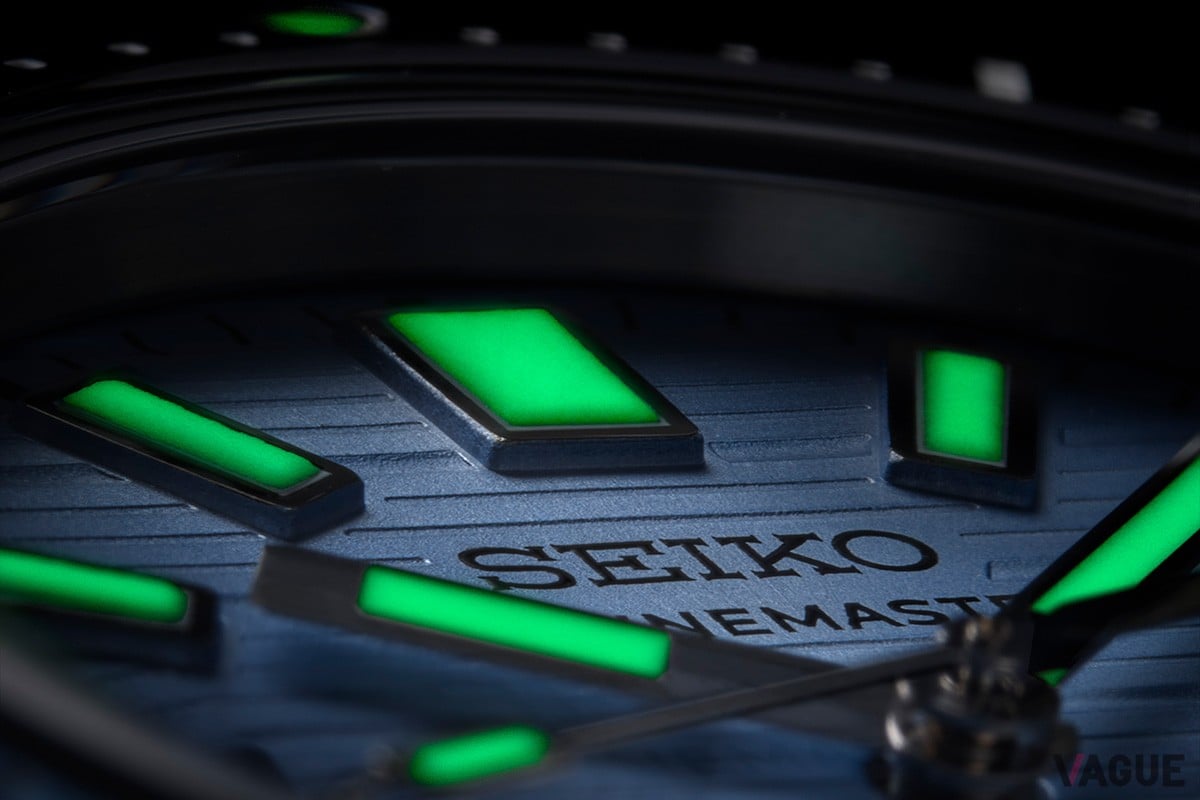 時・分・秒針とインデックスには高輝度ルミブライトを塗布し、暗い場所でも高い視認性を確保