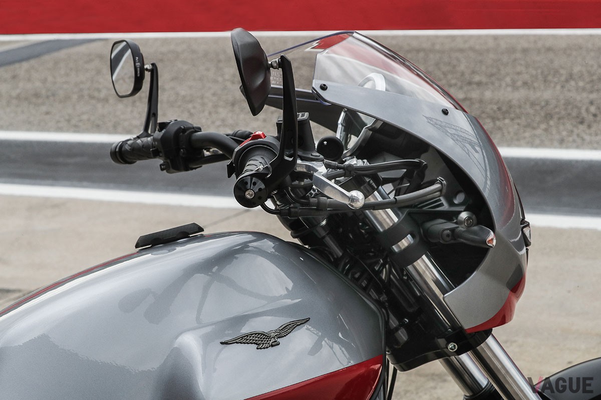 往年のレーシングバイクを想起させるフロントカウルや専用のカラーリングをあしらったモト・グッツィの特別仕様車「V7 STONE CORSA」