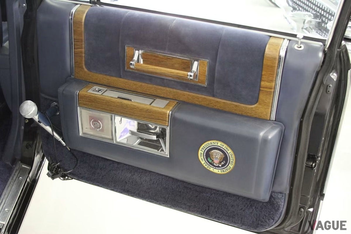 エクステリアだけでなくキャビンにも大統領の印章が貼られている（C）Mecum Auctions