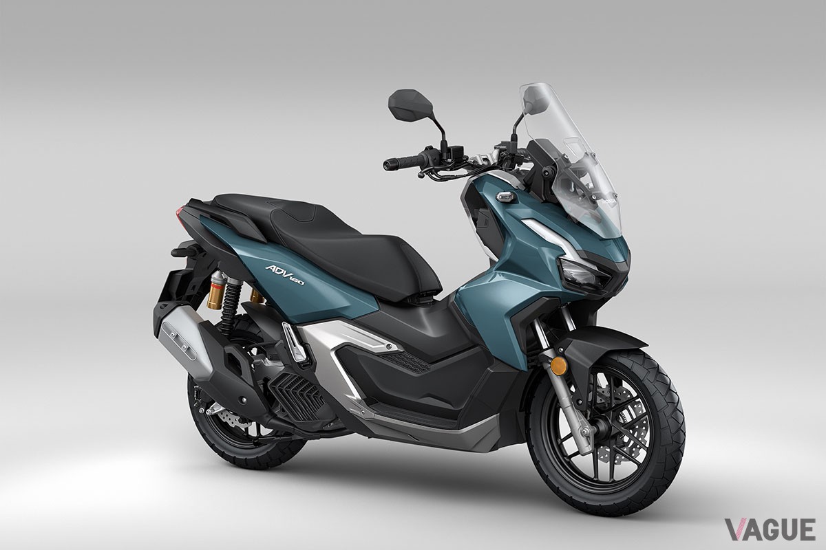 アドベンチャースタイルが個性的なホンダのスクーター「ADV160」に新色パールボスポラスブルーを設定した2024年モデルが登場