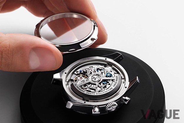 サファイアガラスによるシースルーのケースバックからは、ゼニススターがあしらわれたオープンローターの動作を楽しむことができます