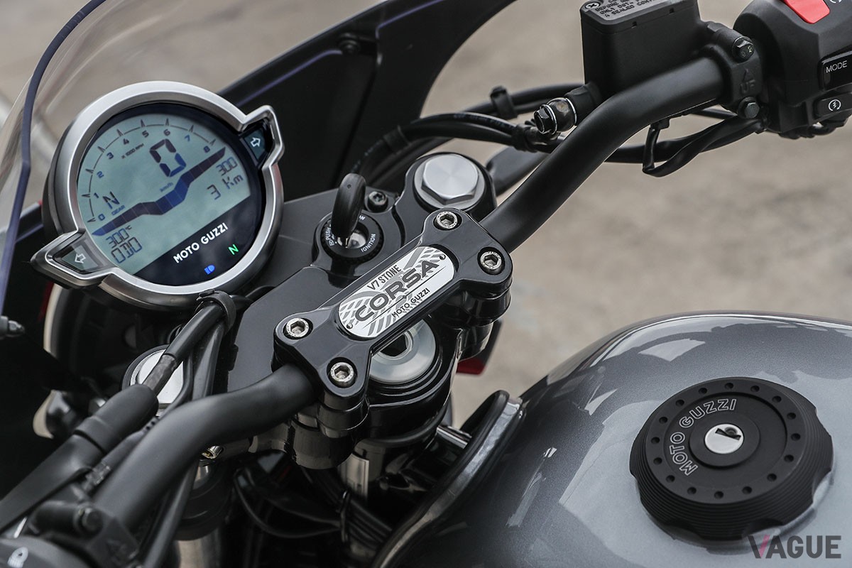 往年のレーシングバイクを想起させるフロントカウルや専用のカラーリングをあしらったモト・グッツィの特別仕様車「V7 STONE CORSA」