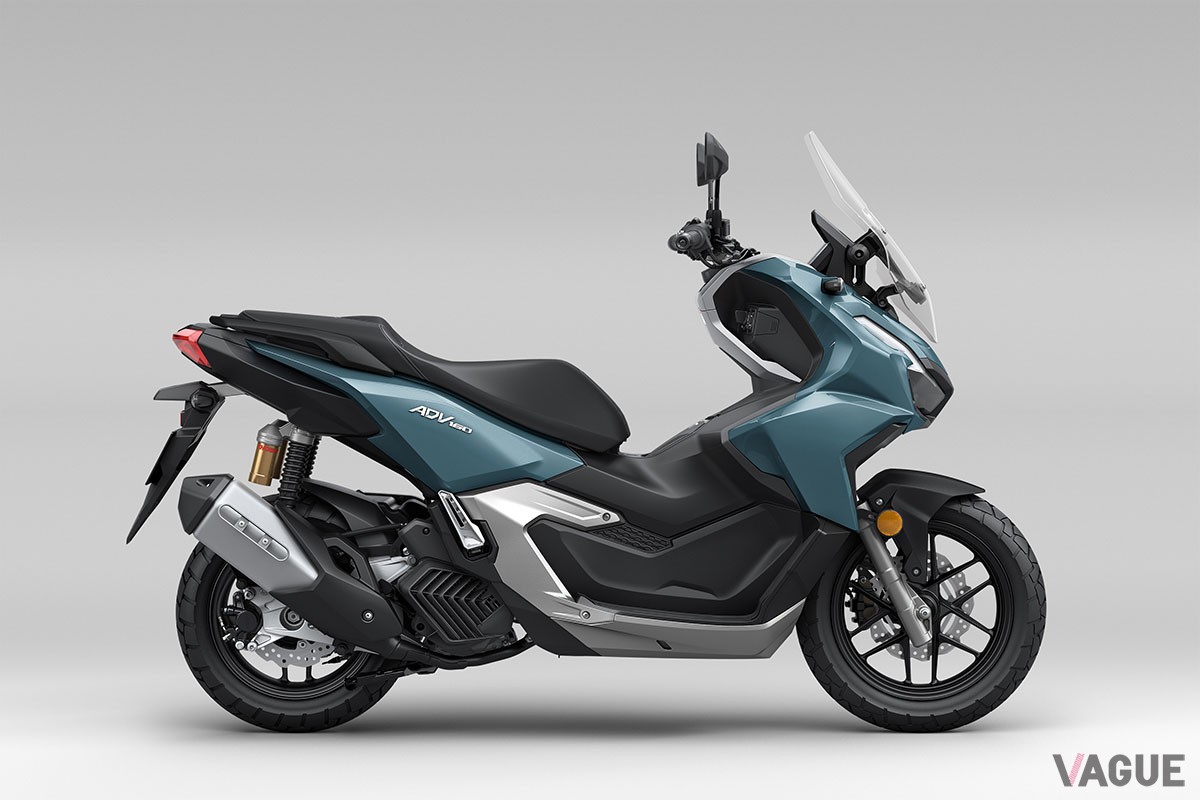 アドベンチャースタイルが個性的なホンダのスクーター「ADV160」に新色パールボスポラスブルーを設定した2024年モデルが登場