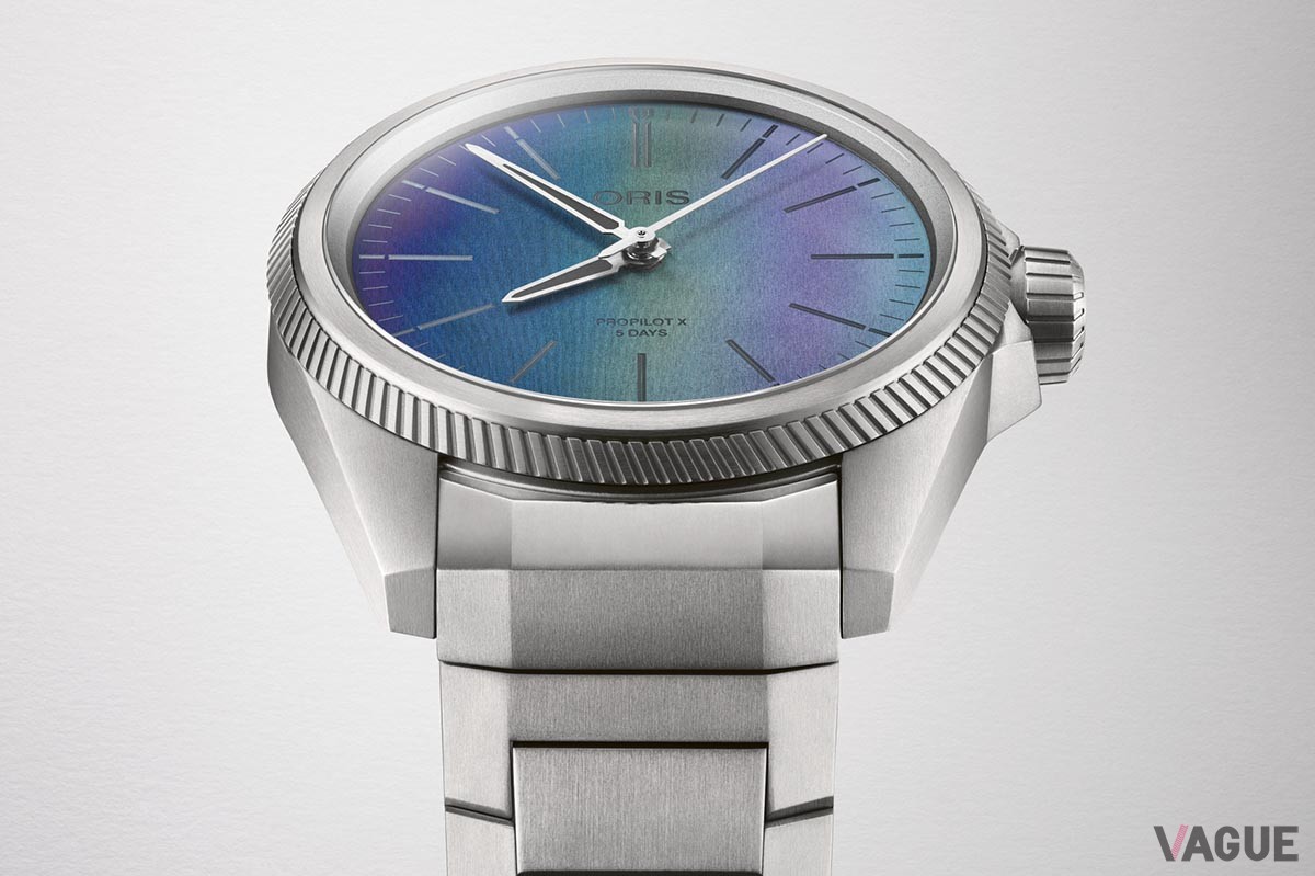 光の反射が生み出す色彩はまるでオーロラのような美しさ