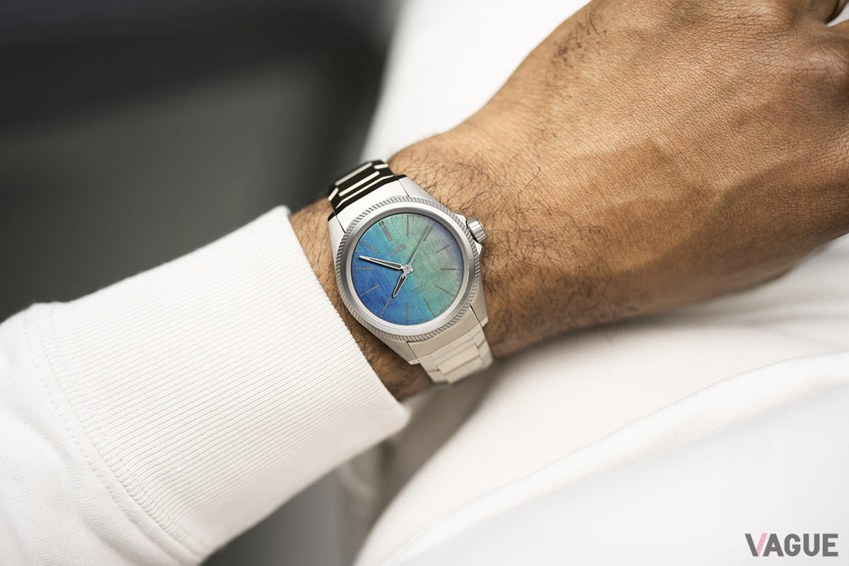 ブレスレットもチタン製。手元にフィットしやすい立体的な造形がユニーク