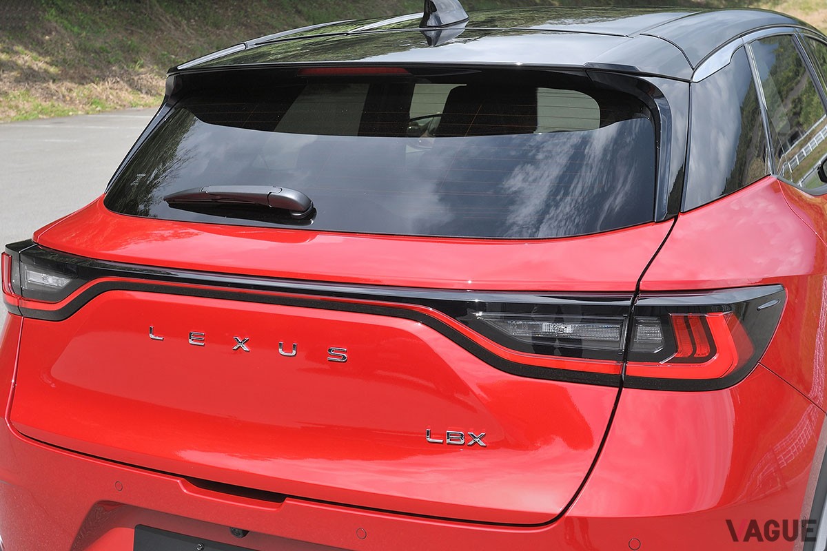 2023年秋に正式発表予定のレクサスのラグジュアリー・コンパクトSUV「LBX」。内外装や走りはレクサスらしく高級感あふれる仕上がり