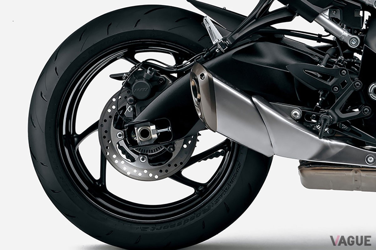 赤のアクセントが効いてる新色“マットソードシルバーメタリック”をカラバリに加えたスズキ「GSX-S1000」の2024年モデル