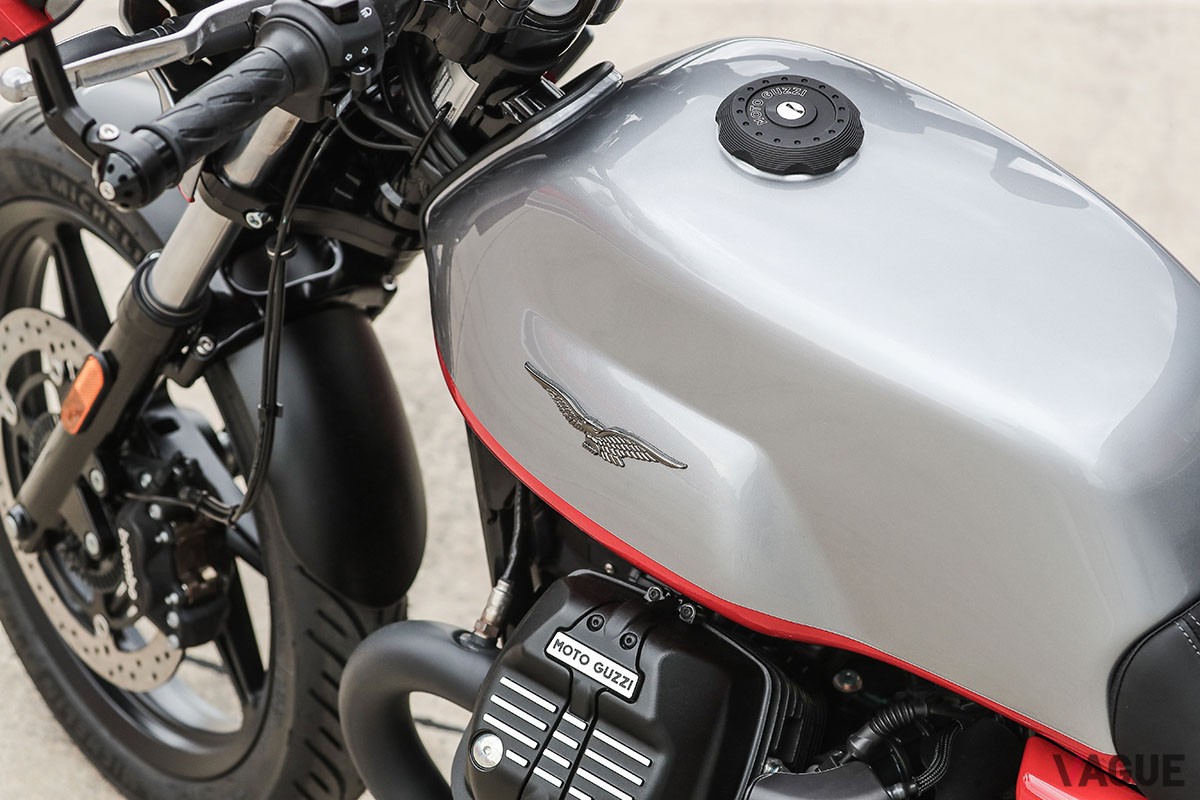 往年のレーシングバイクを想起させるフロントカウルや専用のカラーリングをあしらったモト・グッツィの特別仕様車「V7 STONE CORSA」