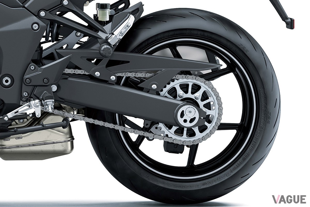 1985年モデルの北米向け「GPZ900R」を想起させる赤×黒の配色がカッコいいカワサキ「Ninja 1000SX 40th Anniversary Edition」