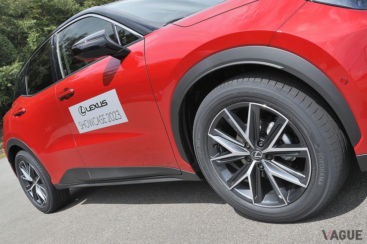 2023年秋に正式発表予定のレクサスのラグジュアリー・コンパクトSUV「LBX」。内外装や走りはレクサスらしく高級感あふれる仕上がり