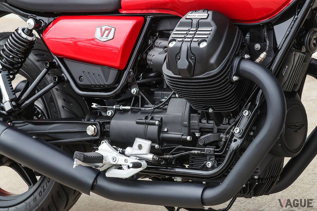 往年のレーシングバイクを想起させるフロントカウルや専用のカラーリングをあしらったモト・グッツィの特別仕様車「V7 STONE CORSA」
