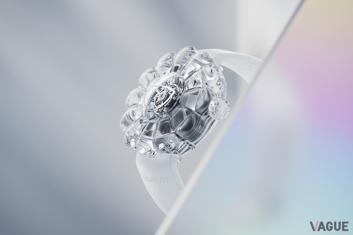 ケースサイズは女性の手にもなじみやすい42mm。透明な外装のおかげで装着感は想像以上に軽やかだ