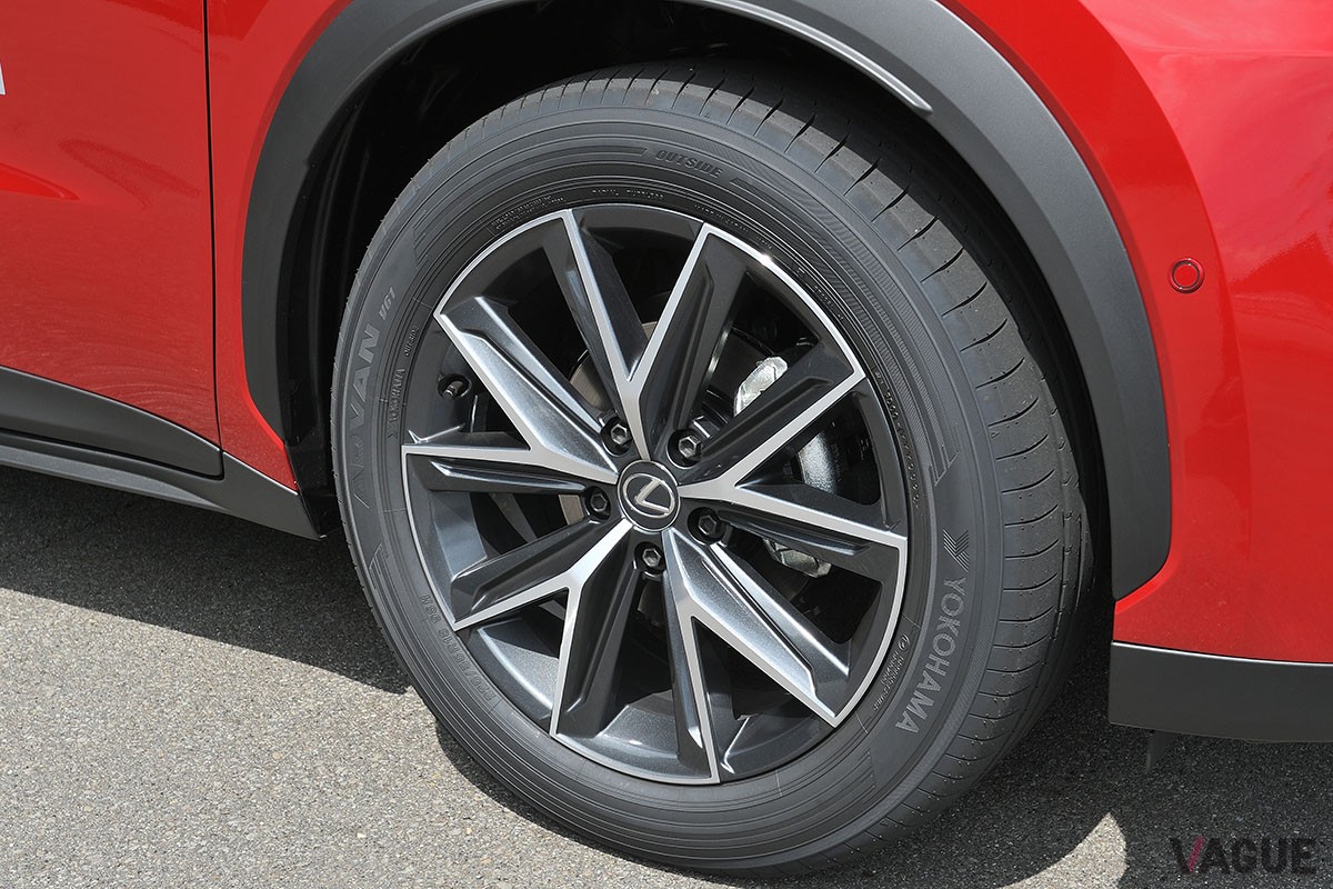 2023年秋に正式発表予定のレクサスのラグジュアリー・コンパクトSUV「LBX」。内外装や走りはレクサスらしく高級感あふれる仕上がり