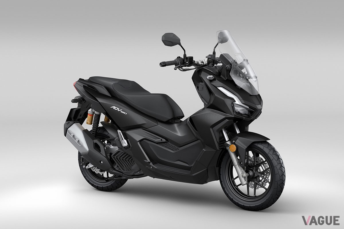 アドベンチャースタイルが個性的なホンダのスクーター「ADV160」に新色パールボスポラスブルーを設定した2024年モデルが登場