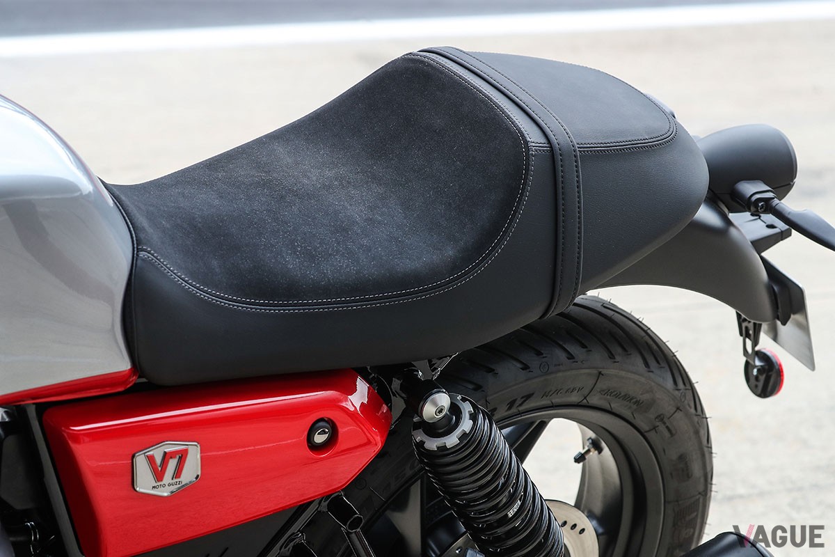 往年のレーシングバイクを想起させるフロントカウルや専用のカラーリングをあしらったモト・グッツィの特別仕様車「V7 STONE CORSA」