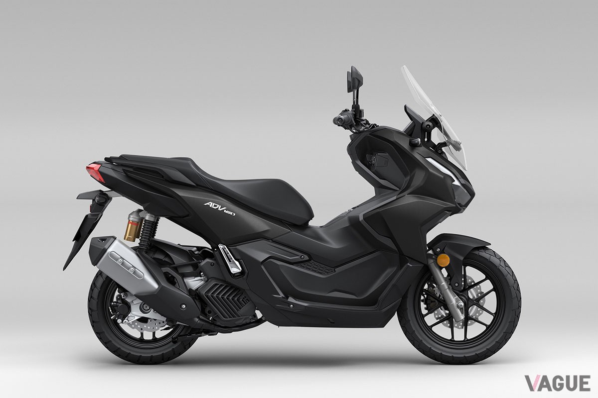 アドベンチャースタイルが個性的なホンダのスクーター「ADV160」に新色パールボスポラスブルーを設定した2024年モデルが登場