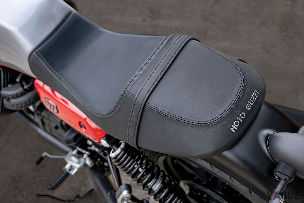 往年のレーシングバイクを想起させるフロントカウルや専用のカラーリングをあしらったモト・グッツィの特別仕様車「V7 STONE CORSA」