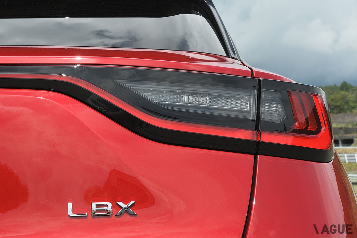 2023年秋に正式発表予定のレクサスのラグジュアリー・コンパクトSUV「LBX」。内外装や走りはレクサスらしく高級感あふれる仕上がり