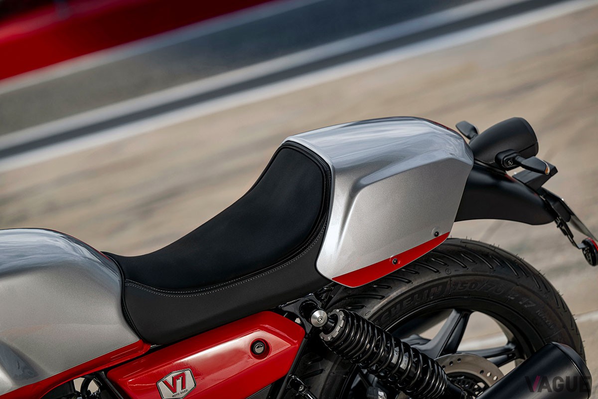 往年のレーシングバイクを想起させるフロントカウルや専用のカラーリングをあしらったモト・グッツィの特別仕様車「V7 STONE CORSA」