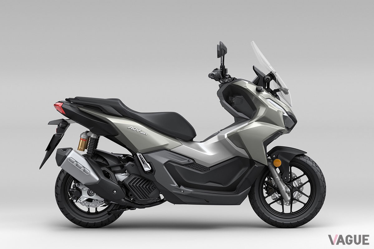 アドベンチャースタイルが個性的なホンダのスクーター「ADV160」に新色パールボスポラスブルーを設定した2024年モデルが登場