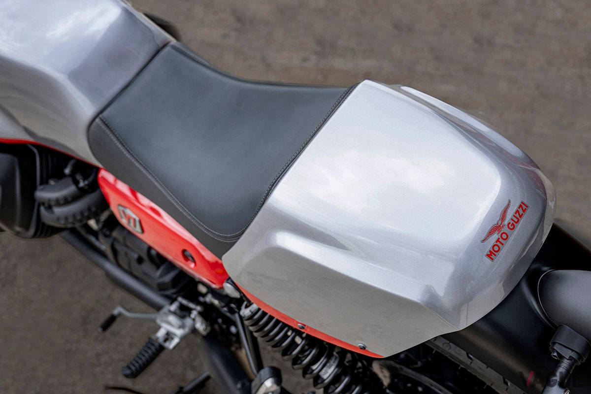 往年のレーシングバイクを想起させるフロントカウルや専用のカラーリングをあしらったモト・グッツィの特別仕様車「V7 STONE CORSA」