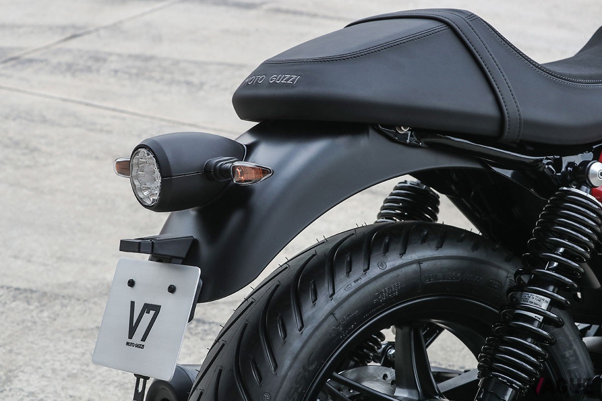 往年のレーシングバイクを想起させるフロントカウルや専用のカラーリングをあしらったモト・グッツィの特別仕様車「V7 STONE CORSA」