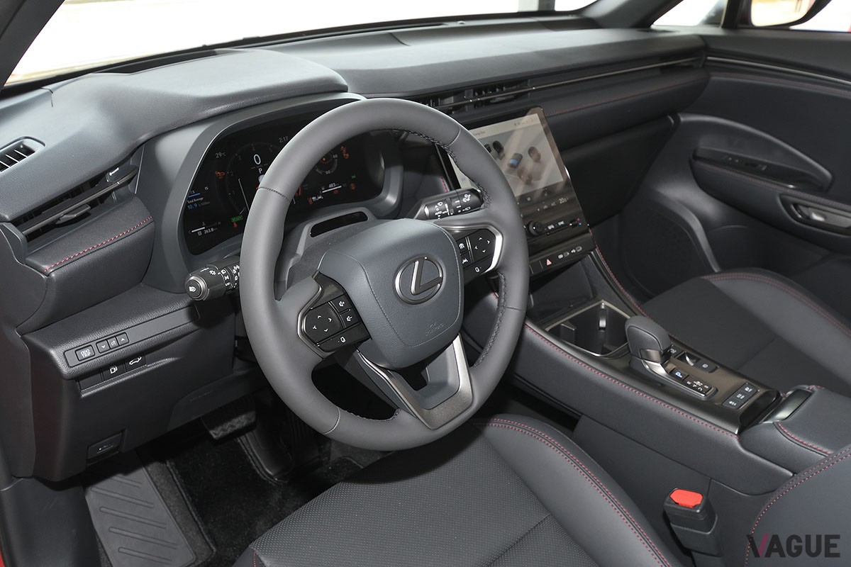2023年秋に正式発表予定のレクサスのラグジュアリー・コンパクトSUV「LBX」。内外装や走りはレクサスらしく高級感あふれる仕上がり