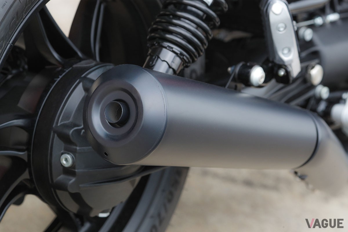 往年のレーシングバイクを想起させるフロントカウルや専用のカラーリングをあしらったモト・グッツィの特別仕様車「V7 STONE CORSA」