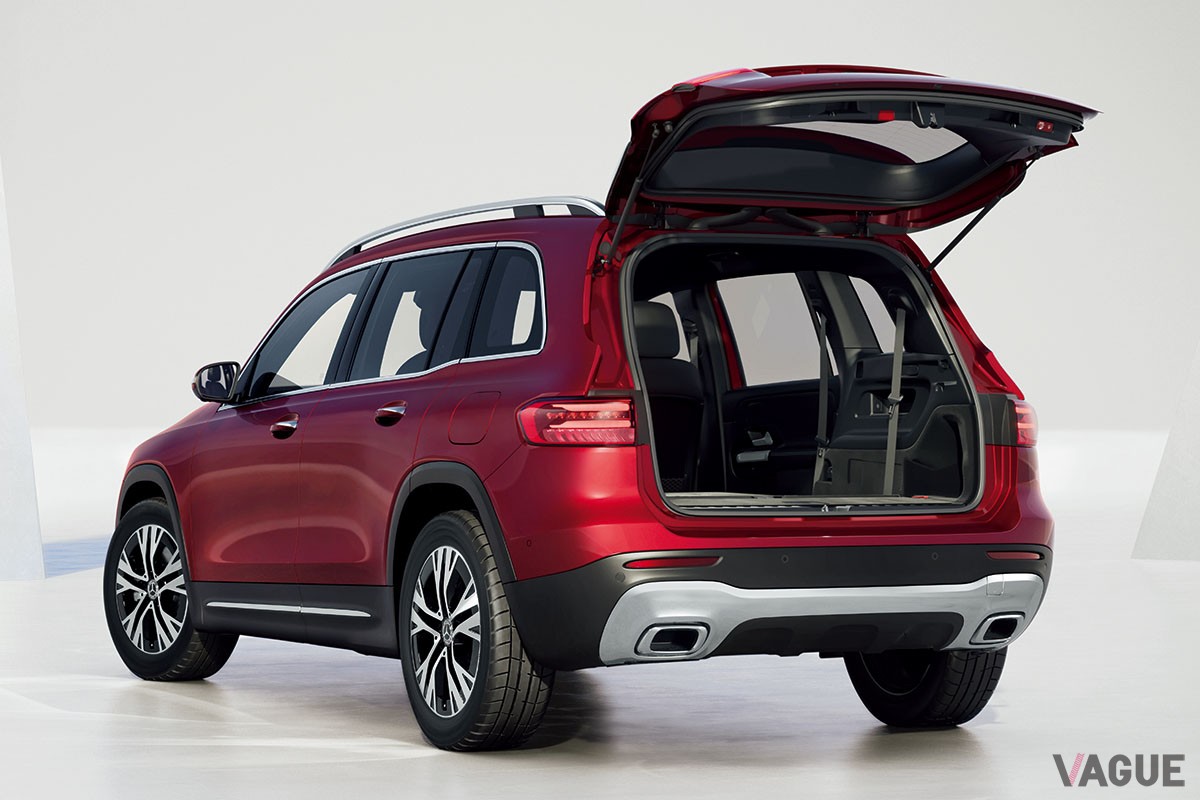 「GLA」比で100mm長いホイールベースの恩恵でセカンドシートは広々。サードシートも必要十分の広さを持つメルセデス・ベンツ新型「GLB」