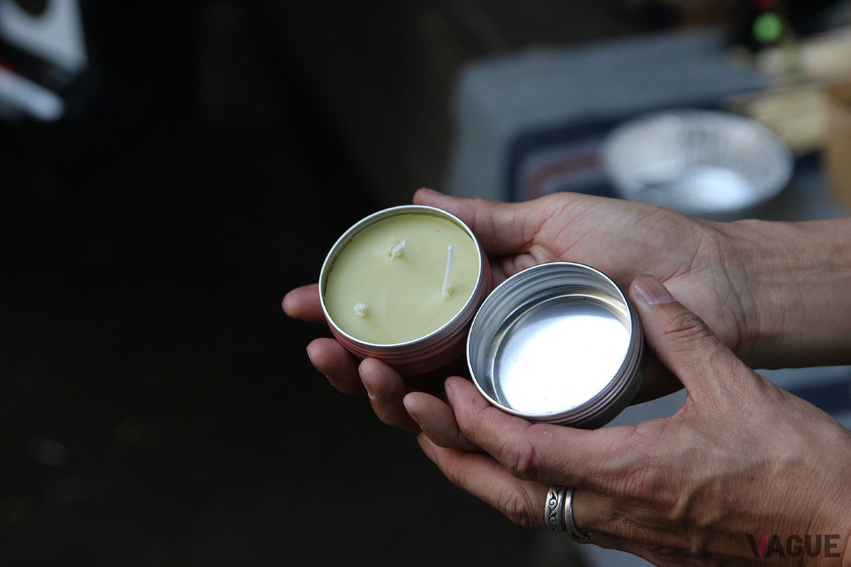 「サバイバルキャンドルティンダー」の場合は缶にキャンドルの芯を接着剤で貼り付けておき、そこに蝋を流し込みます。