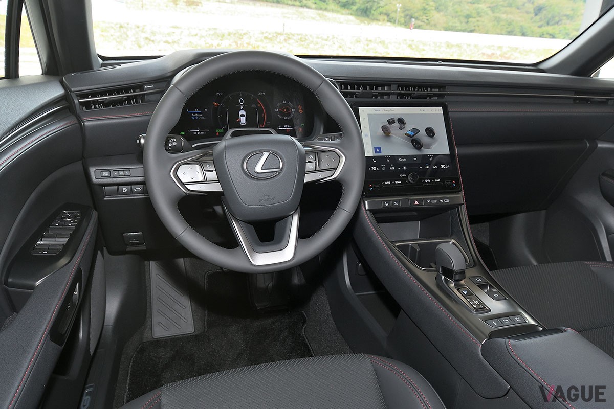 2023年秋に正式発表予定のレクサスのラグジュアリー・コンパクトSUV「LBX」。内外装や走りはレクサスらしく高級感あふれる仕上がり