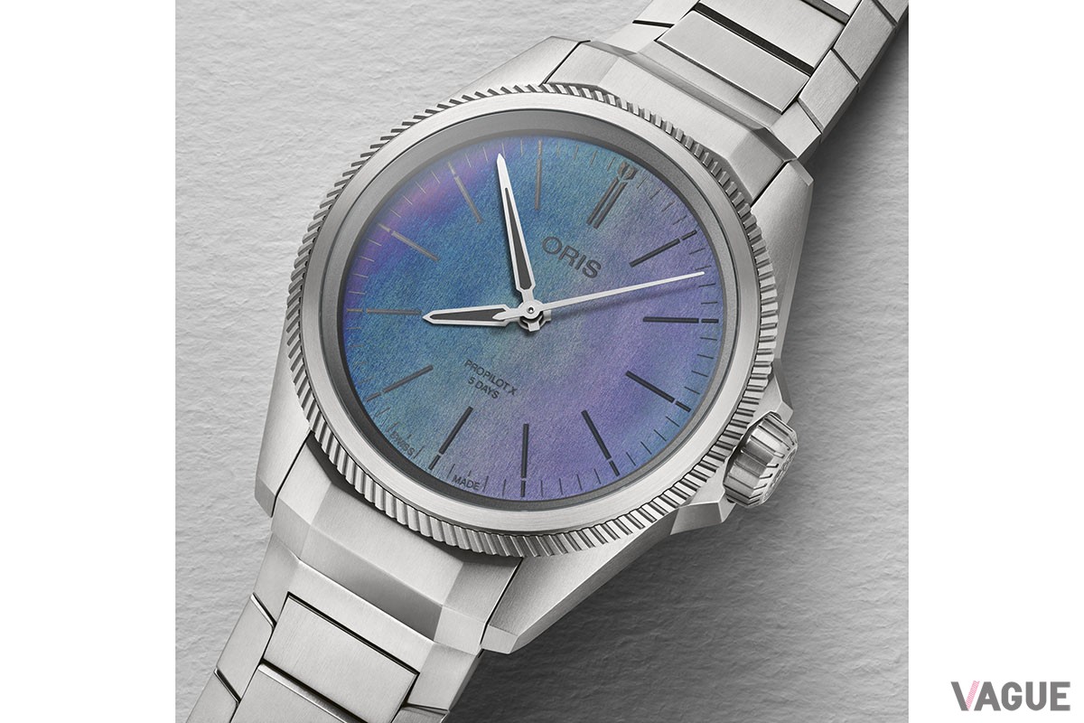 光の反射が生み出す色彩はまるでオーロラのような美しさ