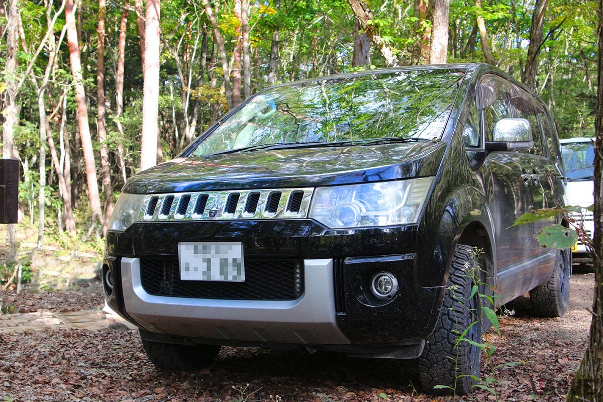 愛車はデリカ D:5の特別仕様シャモニー。「ワークショップの参加者を乗せることがあるので3列シートであることが条件。走破性が高いうえ、林道向きの幅・立体駐車場に入る高さでちょうどいいサイズ感。これ以外は考えられません」