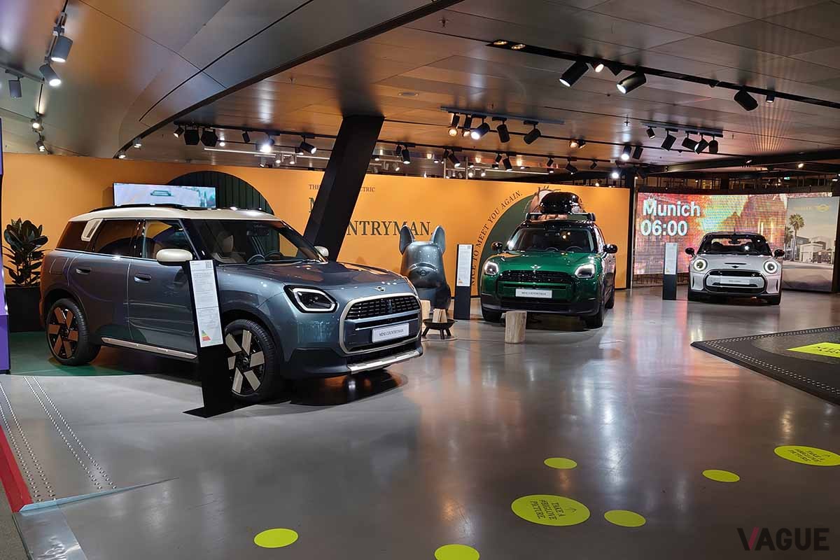 BMWワールドでは発表されたばかりのEV「MINI」や「MINIカントリーマン(日本名：MINIクロスオーバー)」を展示
