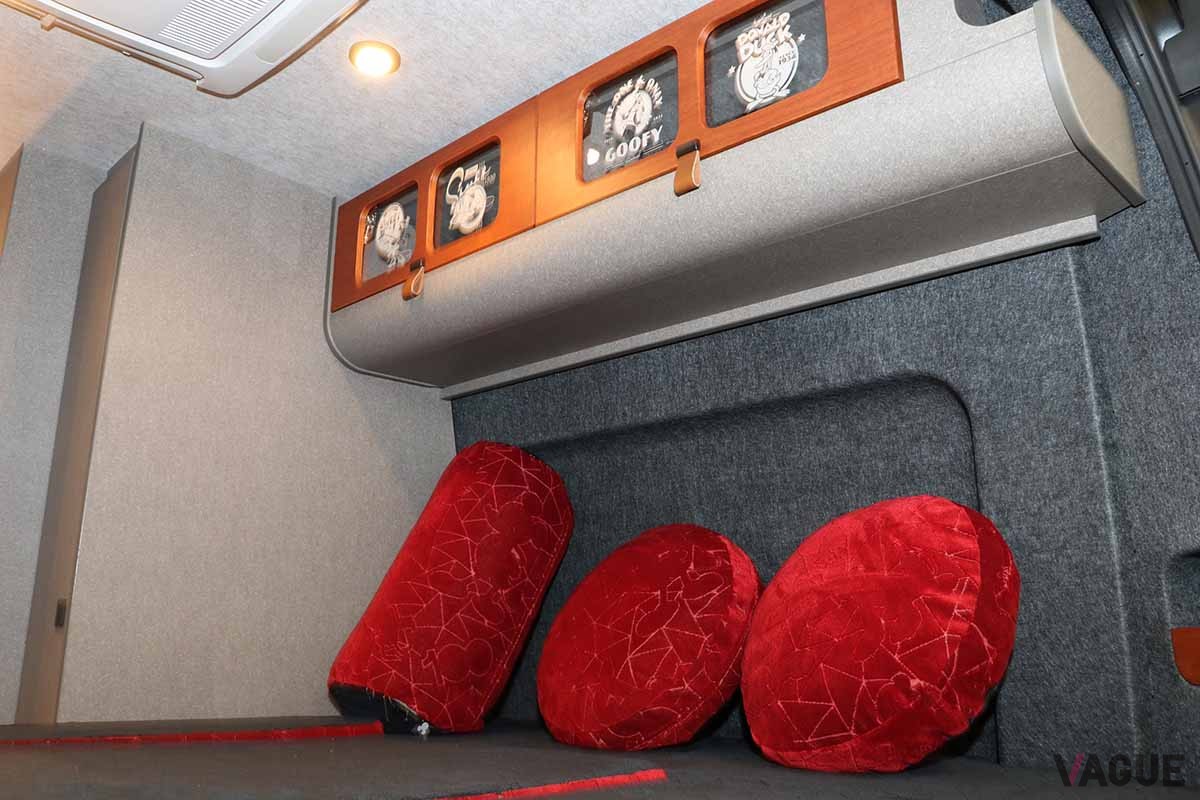 トイズファクトリーのキャンピングカー「DA VINCI 6.0 DISNEY100 EDITION」のインテリア。ディズニーキャラクターであふれている