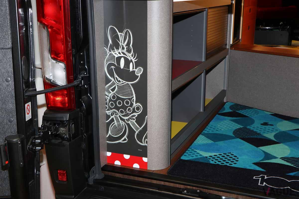 トイズファクトリーのキャンピングカー「DA VINCI 6.0 DISNEY100 EDITION」のインテリア。ディズニーキャラクターであふれている