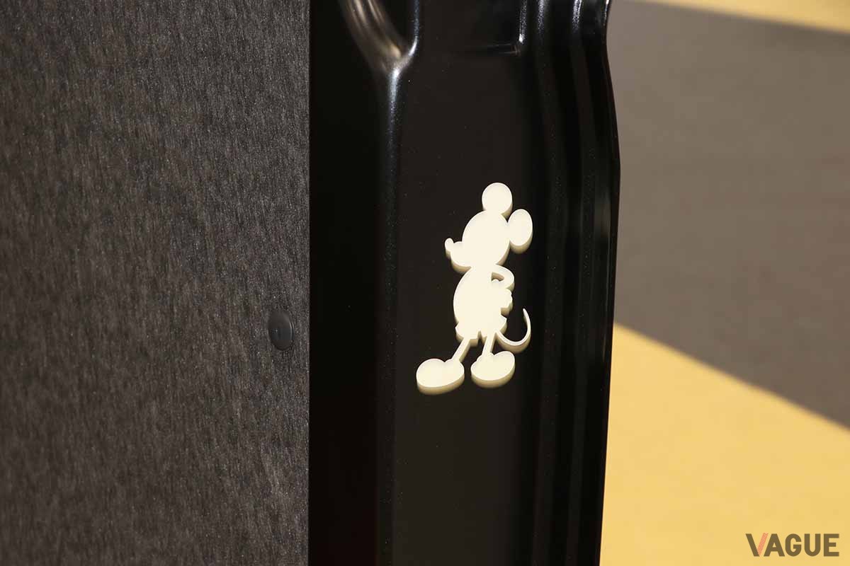 トイズファクトリーのキャンピングカー「DA VINCI 6.0 DISNEY100 EDITION」のインテリア。ディズニーキャラクターであふれている