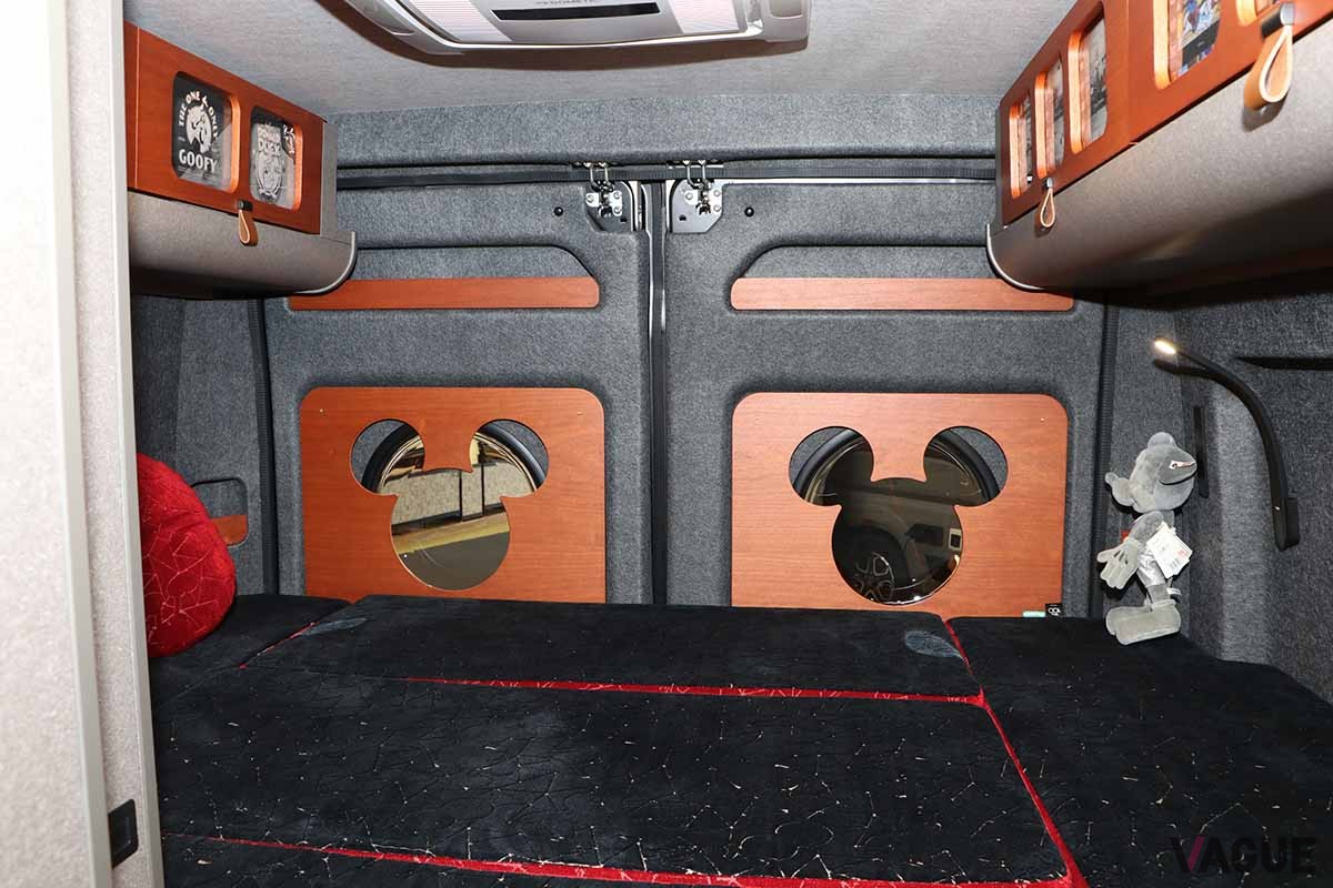 トイズファクトリーのキャンピングカー「DA VINCI 6.0 DISNEY100 EDITION」のインテリア。ディズニーキャラクターであふれている