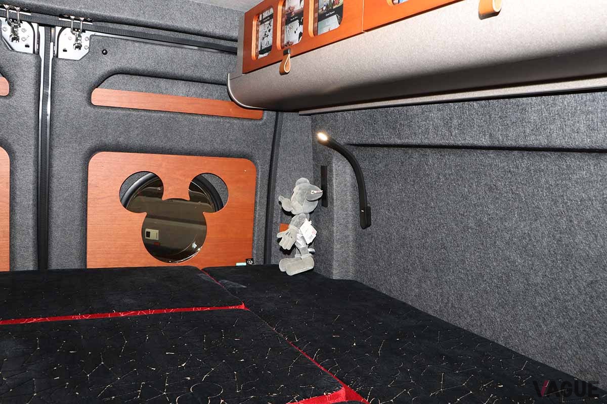 トイズファクトリーのキャンピングカー「DA VINCI 6.0 DISNEY100 EDITION」のインテリア。ディズニーキャラクターであふれている